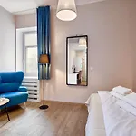 Traffic Stare Hotel